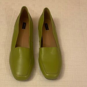 ARRAY Women's Green Leather Loafers